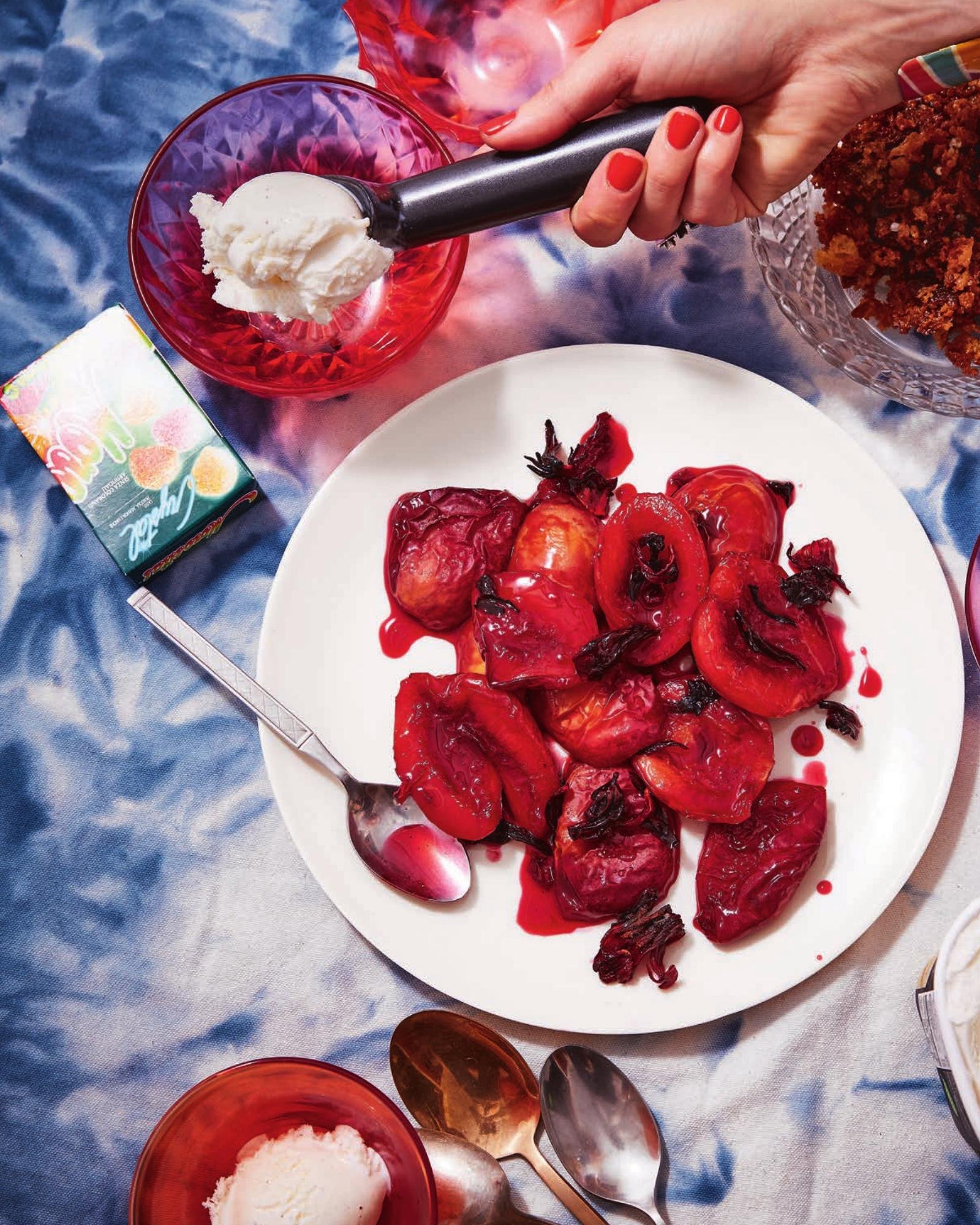 Geroosterde perziken met hibiscus en zoet broodkruim