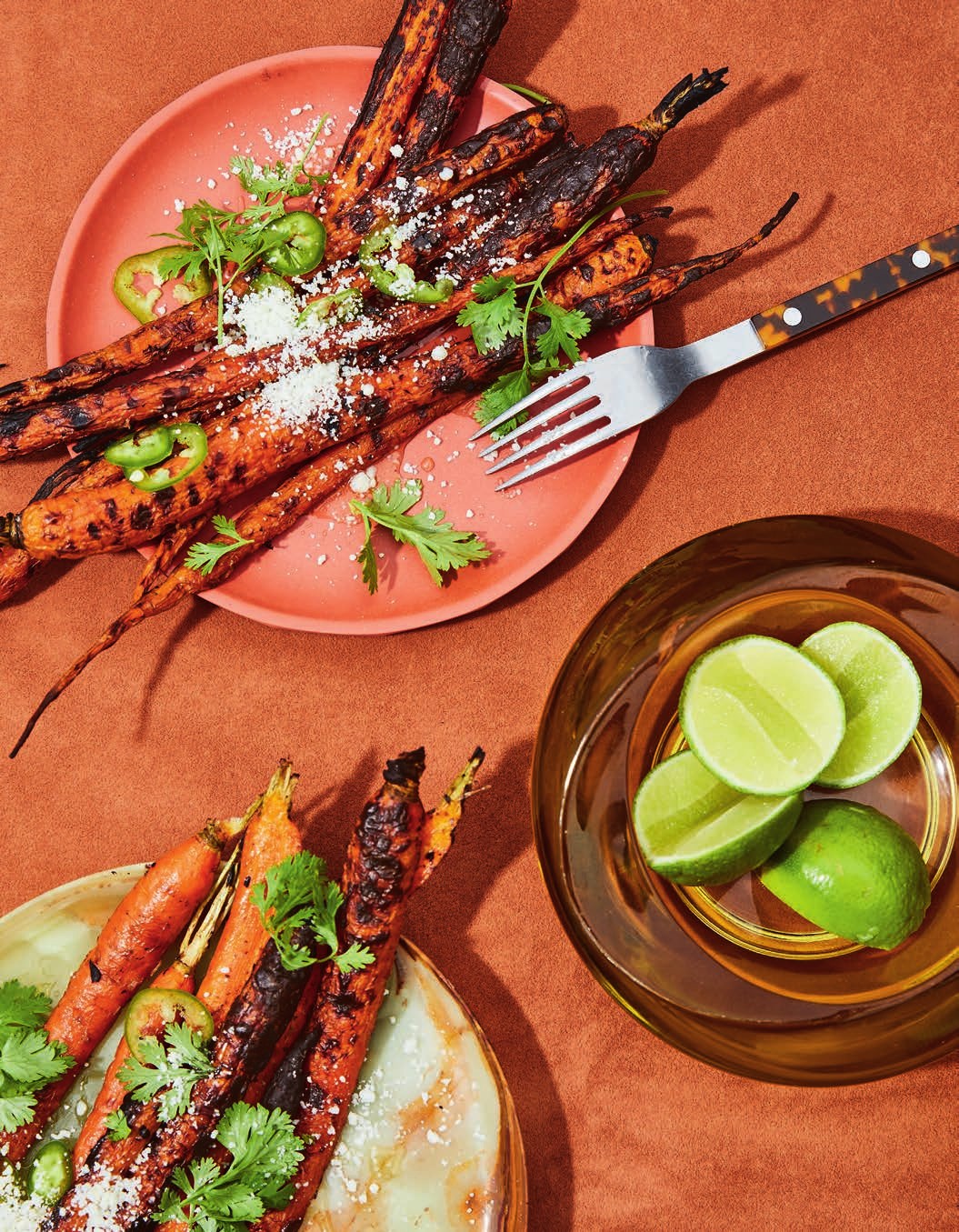 Gegrilde wortels met pittige saus en cotija