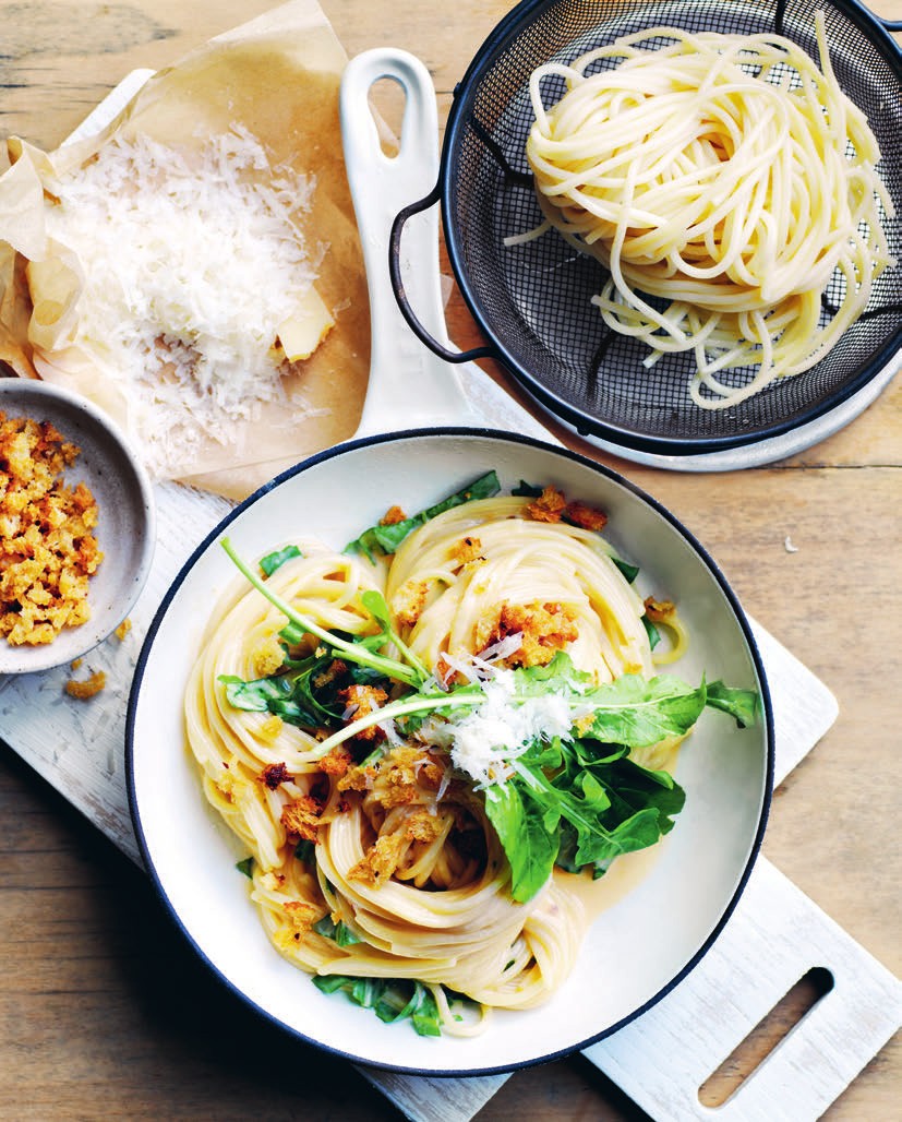 Zijdezachte parmezaanpasta met knapperige kruimels