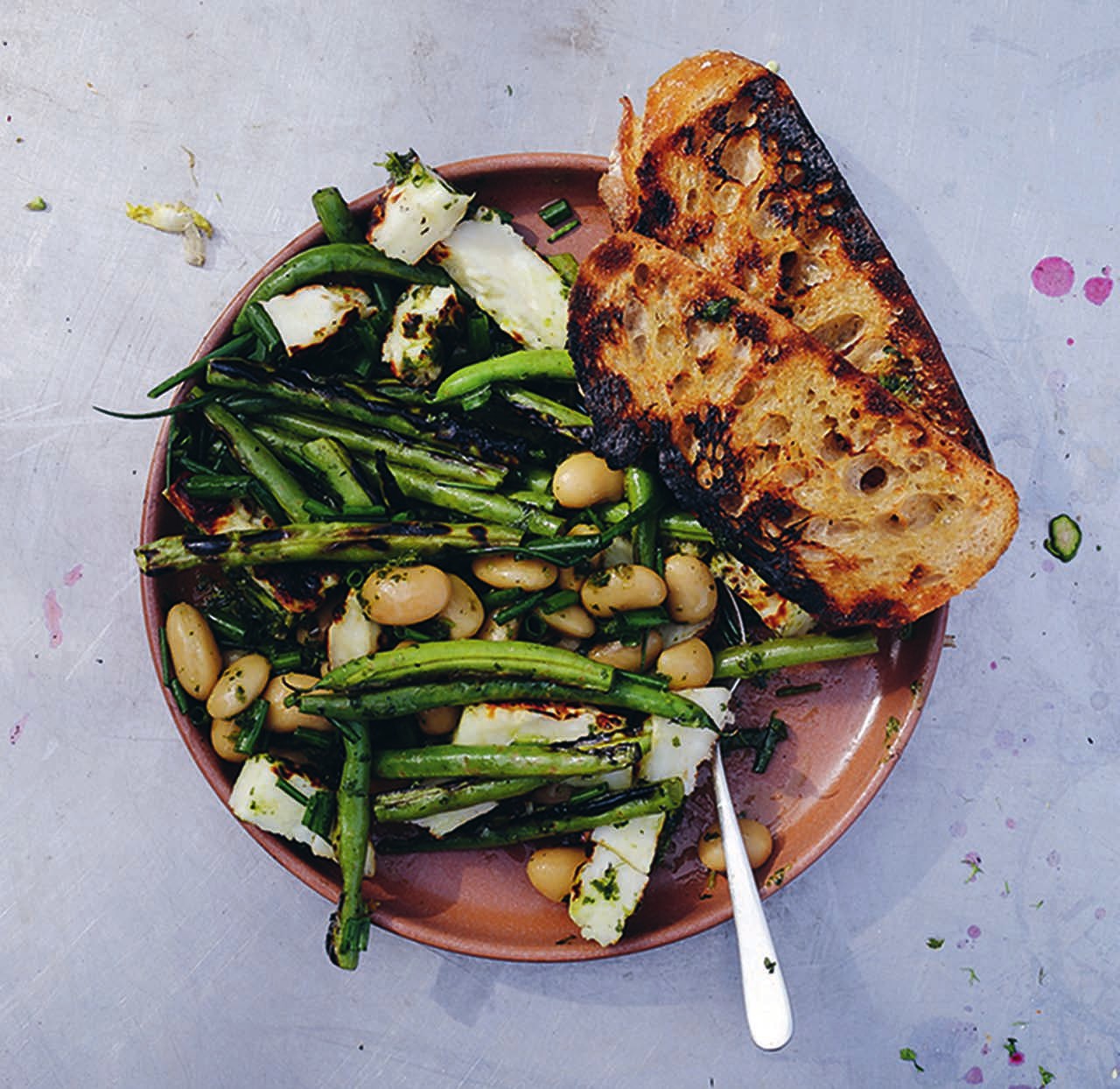 Halloumi from the barbecue with green beans, lima beans and oregano