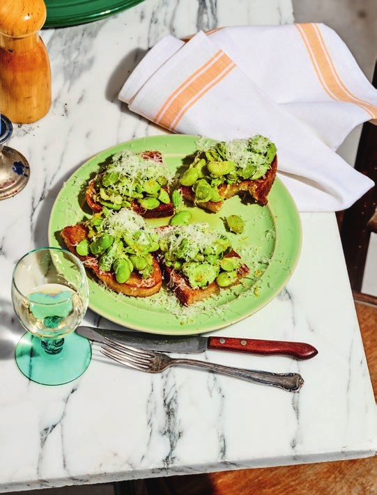 rauwe tuinbonen op toast met pecorino en zwarte peper