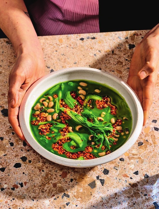 Supersnelle korianderbouillon met spinazie, zwartoogbonen en chiliolie