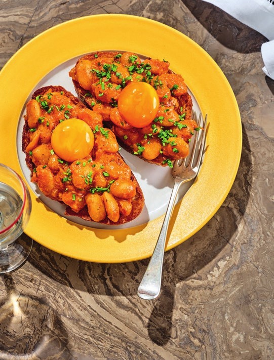 Boterbonen op toast met gochujang en een gemarineerde eidooier