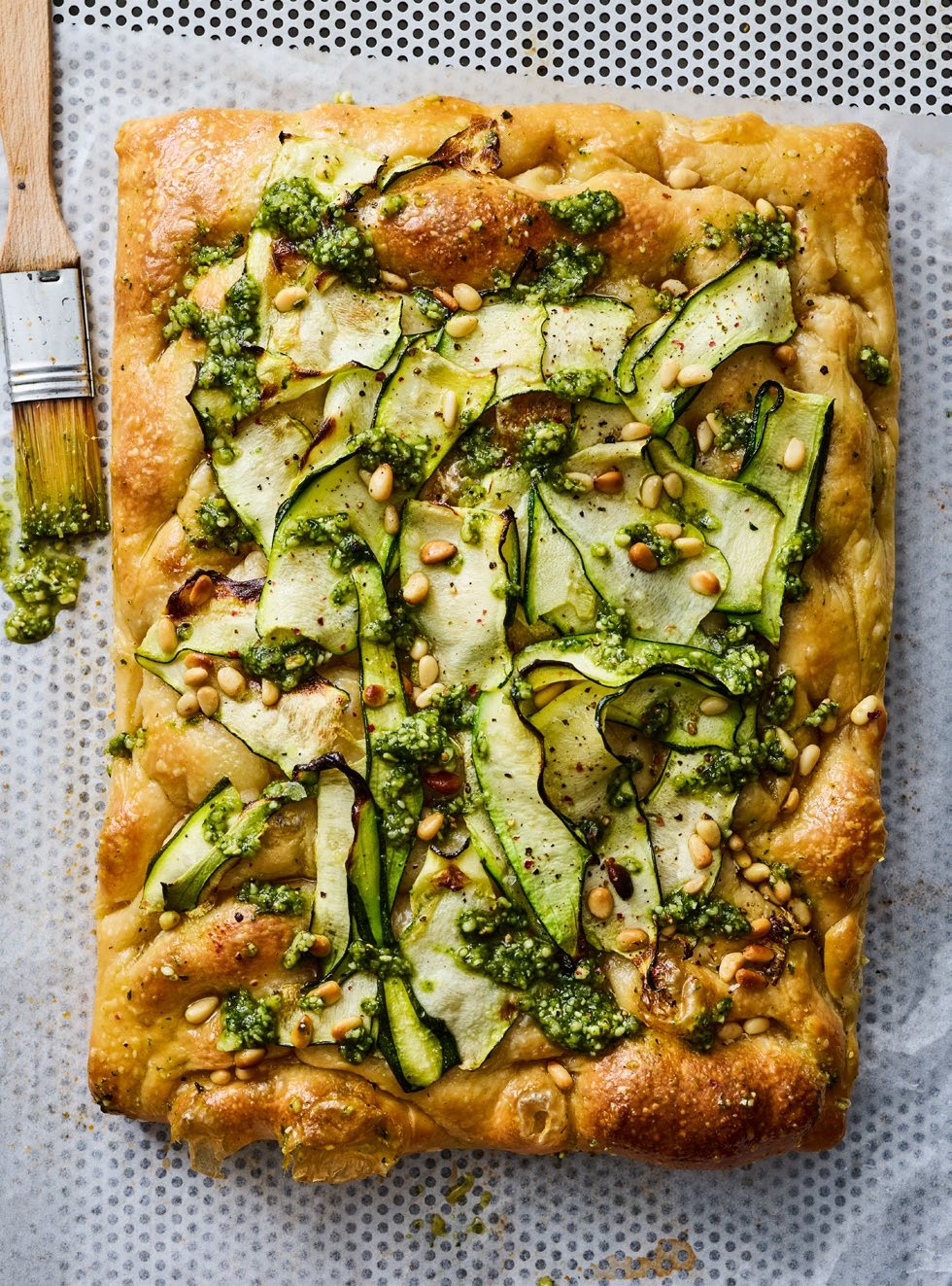 Focaccia met courgette en daslookpesto