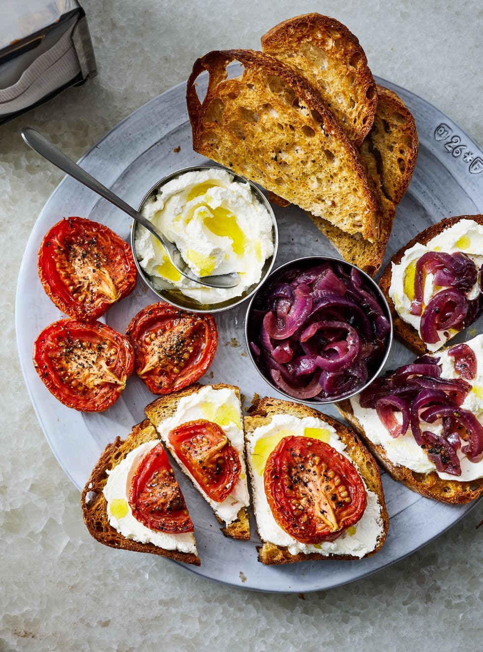 Labneh en gekaramelliseerde rode ui