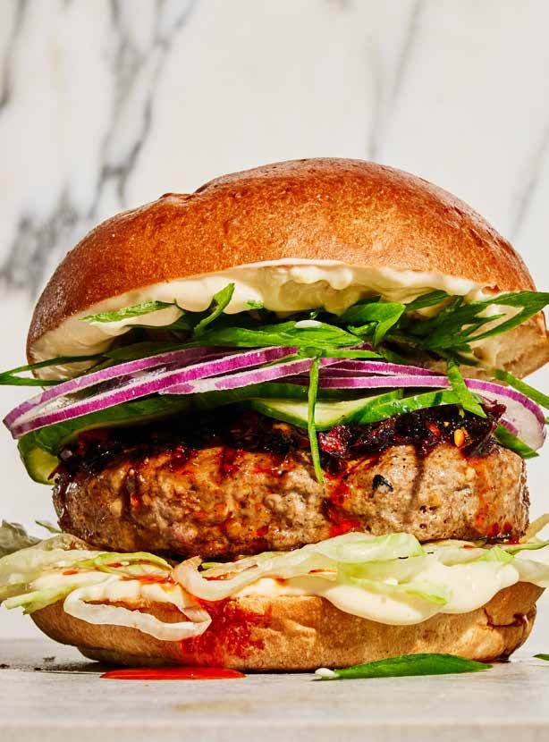 Pekingeendburger met crispy chilisaus en zoetzure komkommer