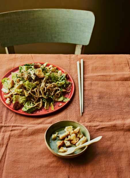 Caesarsalade met kip en ramennoedels