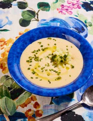 Koude prei-aardappelsoep met citroengras