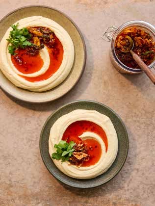 Hummus met crispy harissa-jalapeño-abrikozenolie