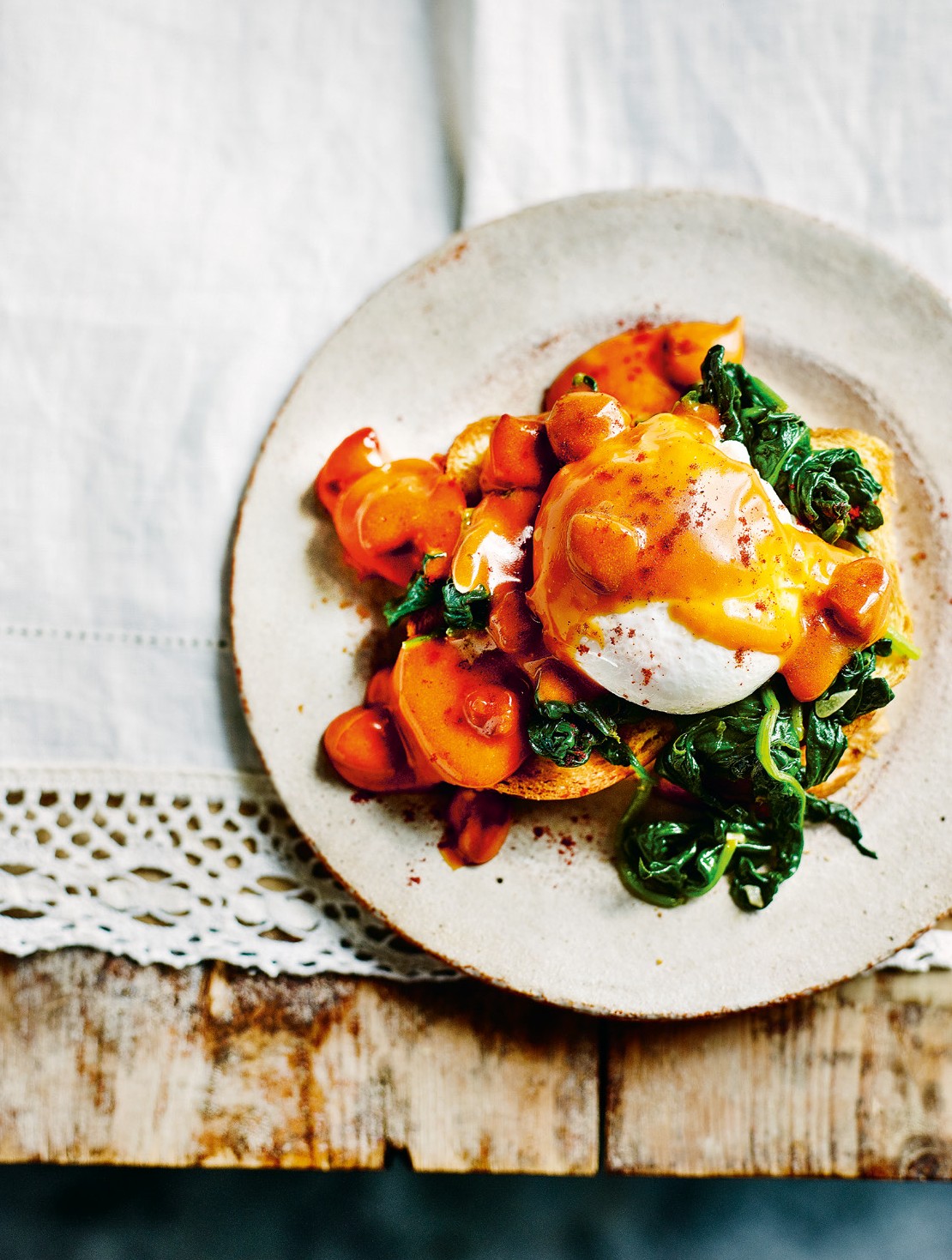 Huevos con chorizo benedictinos