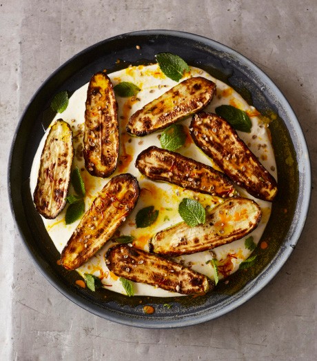 Gegrilde courgettes met warme yoghurt en saffraanboter