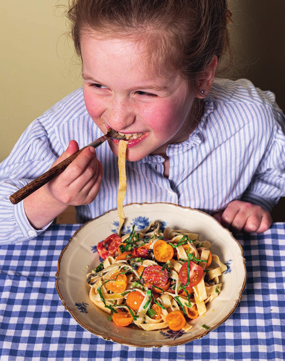 Tagliatelle met bosui, tomaat, zeewier en tahin