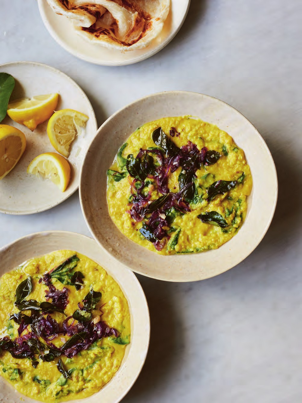 Dal met citroengras, knoflook en kerrieblad